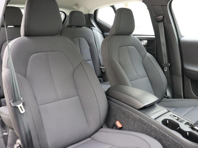 Volvo XC40 T2 130pk Automaat Business Pro / Adapt. Cruise / BLIS / Stoel + Stuurw. Verwarming / Mistlampen / 18'' + all season banden / PDC + Camera / Lane Keeping Aid / DAB / El. Achterklep /