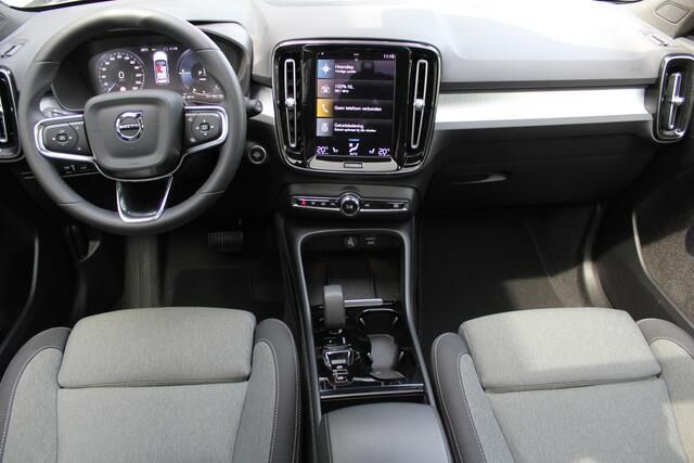 Volvo XC40 1.5 T4 Plug-in hybrid Plus Bright | Incl. 12 maanden Garantie | Panorama dak | Achteruitrijcamera | Harman/Kardon Audiosysteem | Elektrisch verstelbare stoelen met geheugen | Keyless entry/start | Parkeersensoren V+A | Elektrische kofferklep | Stoel & Stu