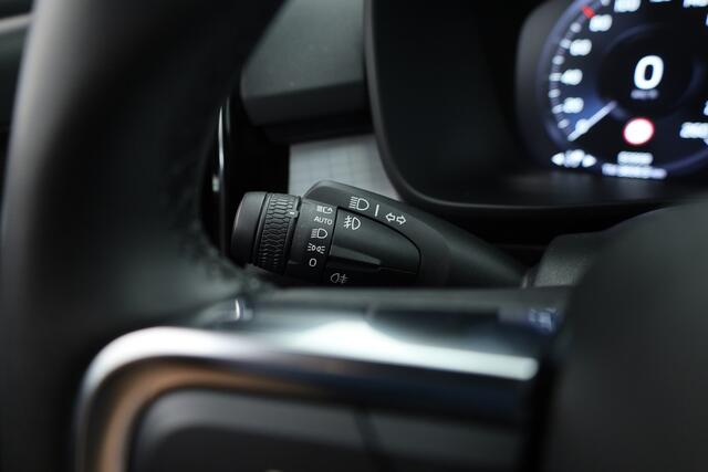 Volvo XC40 T4 Recharge Core | Pilot Assist | Elek. Trekhaak | Camera | Navi | Stoel- Stuurverw.