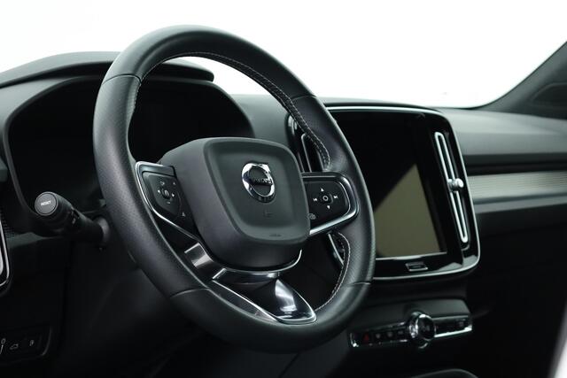 Volvo XC40 1.5 T5 Recharge R-Design | Pilot Assist | Elek. Trekhaak | Elek. Stoelen | Stoel- Stuurverw. | H&K