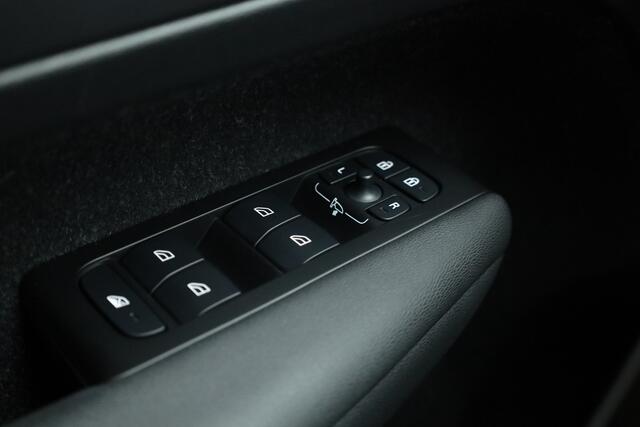 Volvo XC40 1.5 T5 Recharge R-Design | Pilot Assist | Elek. Trekhaak | Elek. Stoelen | Stoel- Stuurverw. | H&K