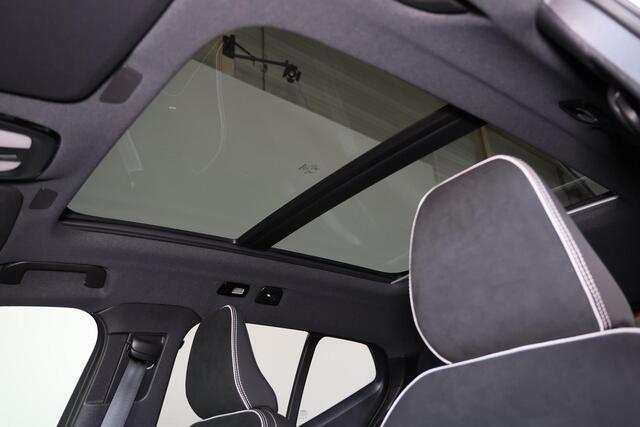 Volvo XC40 Extended Range Ultimate 82 kWh - Panorama/schuifdak - IntelliSafe Assist & Surround - 360º Camera - Harman/Kardon audio - Verwarmde voorstoelen, stuur & achterbank - Parkeersensoren voor & achter - Elektr. bedienb. voorstoelen met geheugen links - Draadlo
