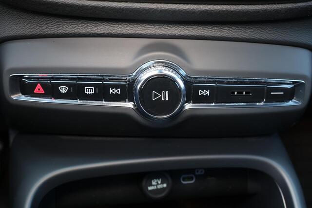 Volvo XC40 Extended Range Ultimate 82 kWh - Panorama/schuifdak - IntelliSafe Assist & Surround - 360º Camera - Harman/Kardon audio - Verwarmde voorstoelen, stuur & achterbank - Parkeersensoren voor & achter - Elektr. bedienb. voorstoelen met geheugen links - Draadlo