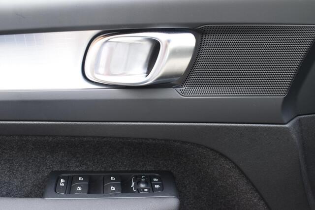 Volvo XC40 B3 177PK Automaat Core / Navigatie / Camera / Adaptieve Cruisecontrol / Stuur-Stoelverwarming / LM Velgen / Trekhaak /