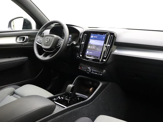 Volvo XC40 B3 177pk Plus Dark / Elektr. Stoelen / Pixel koplampen / Harman&Kardon / ACC / BLIS / PDC + Camera / Stoel + Stuurw. Verwarming / 18'' Velgen / Elektr. Achterklep /