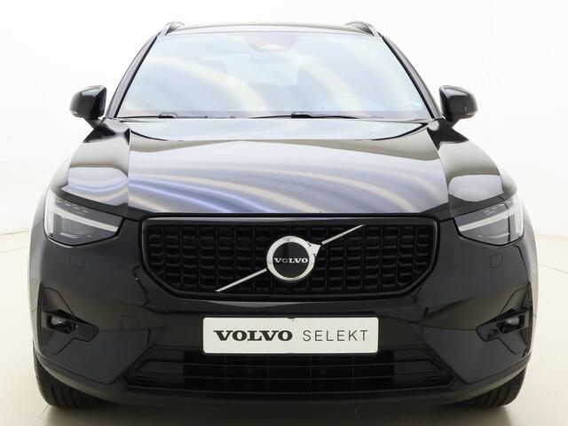Volvo XC40 B3 177pk Plus Dark / Elektr. Stoelen / Pixel koplampen / Harman&Kardon / ACC / BLIS / PDC + Camera / Stoel + Stuurw. Verwarming / 18'' Velgen / Elektr. Achterklep /