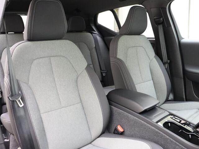 Volvo XC40 B3 177pk Plus Dark / Elektr. Stoelen / Pixel koplampen / Harman&Kardon / ACC / BLIS / PDC + Camera / Stoel + Stuurw. Verwarming / 18'' Velgen / Elektr. Achterklep /