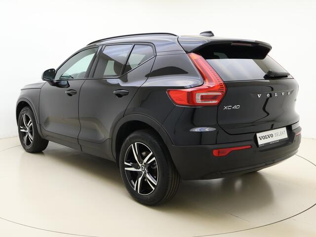 Volvo XC40 B3 177pk Plus Dark / Elektr. Stoelen / Pixel koplampen / Harman&Kardon / ACC / BLIS / PDC + Camera / Stoel + Stuurw. Verwarming / 18'' Velgen / Elektr. Achterklep /