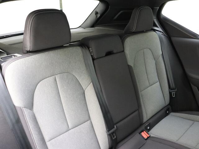 Volvo XC40 B3 177pk Plus Dark / Elektr. Stoelen / Pixel koplampen / Harman&Kardon / ACC / BLIS / PDC + Camera / Stoel + Stuurw. Verwarming / 18'' Velgen / Elektr. Achterklep /