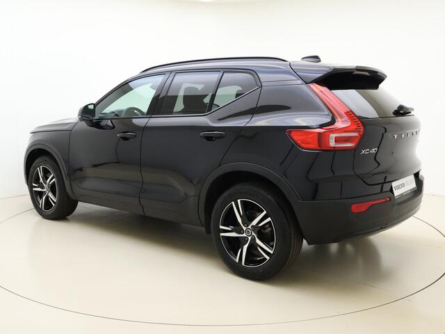 Volvo XC40 B3 177pk Plus Dark / Elektr. Stoelen / Pixel koplampen / Harman&Kardon / ACC / BLIS / PDC + Camera / Stoel + Stuurw. Verwarming / 18'' Velgen / Elektr. Achterklep /