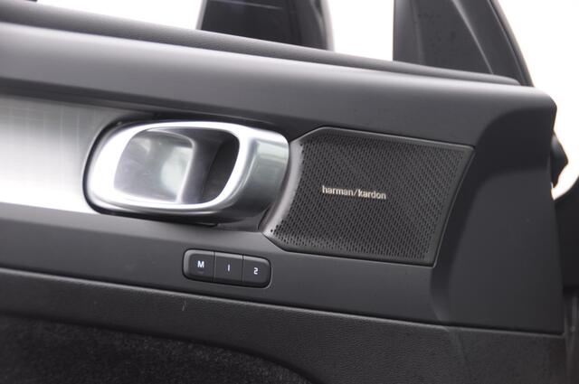 Volvo XC40 B4 211PK Automaat Plus Dark / Adaptieve cruise control / Keyless entry / Elektrische stoelen / Trekhaak / Elektrische achterklep / Stoel en stuurwielverwarming / Harman kardon audio / BLIS /