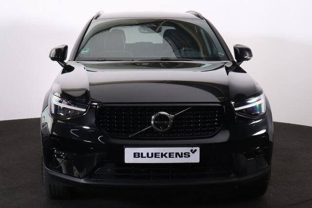 Volvo XC40 B3 Plus Dark - IntelliSafe Assist & Surround - 360º Camera - Harman/Kardon audio - Verwarmde voorstoelen & stuur - Parkeersensoren voor & achter - Elektr. bedienb. voorstoelen met geheugen links - Draadloze tel. lader - Extra getint glas - 19' LMV