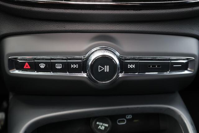 Volvo XC40 B3 Plus Dark - IntelliSafe Assist & Surround - 360º Camera - Harman/Kardon audio - Verwarmde voorstoelen & stuur - Parkeersensoren voor & achter - Elektr. bedienb. voorstoelen met geheugen links - Draadloze tel. lader - Extra getint glas - 19' LMV
