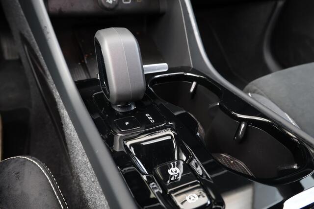 Volvo XC40 B3 Plus Dark - IntelliSafe Assist & Surround - 360º Camera - Harman/Kardon audio - Verwarmde voorstoelen & stuur - Parkeersensoren voor & achter - Elektr. bedienb. voorstoelen met geheugen links - Draadloze tel. lader - Extra getint glas - 19' LMV