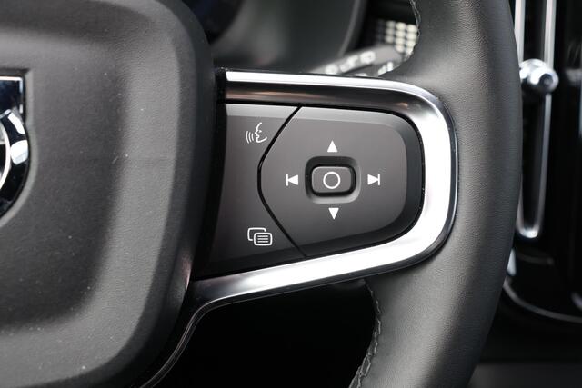 Volvo XC40 B3 Plus Dark - IntelliSafe Assist & Surround - 360º Camera - Harman/Kardon audio - Verwarmde voorstoelen & stuur - Parkeersensoren voor & achter - Elektr. bedienb. voorstoelen met geheugen links - Draadloze tel. lader - Extra getint glas - 19' LMV