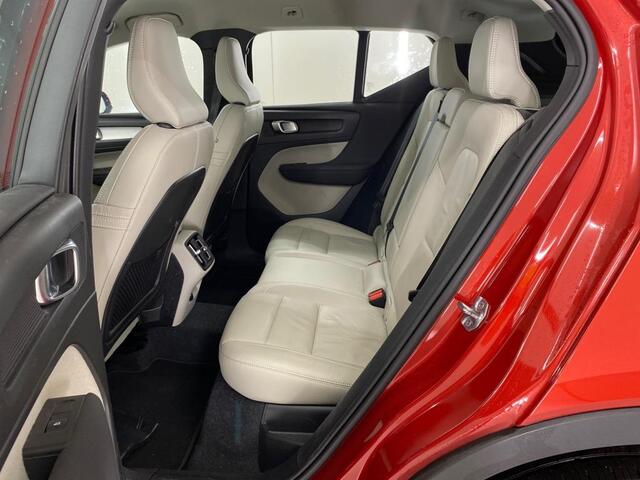 Volvo XC40 1.5 T2 Momentum Business | Leder | Keyless entry | Elektrische achterklep | Adaptieve Cruise controle | Parkeersensoren V+A |