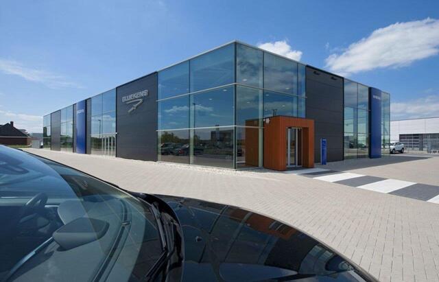 Volvo XC40 Single Motor Extended Range Plus 82 kWh - IntelliSafe Assist & Surround - Parkeercamera achter - Verwarmde voorstoelen & stuur - Parkeersensoren voor & achter - Draadloze tel. lader - Warmtepomp - Elektr. inklapbare trekhaak - 19' LMV