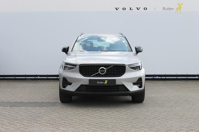 Volvo XC40 B4 211PK Automaat Plus Dark Blis / Adaptieve Cruise Control / Semi elektrisch wegklapbare trekhaak / 18" lichtmetalen velgen / Draadloos opladen / Harman Kardon Audio