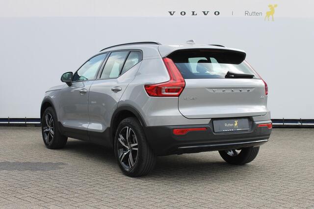 Volvo XC40 B4 211PK Automaat Plus Dark Blis / Adaptieve Cruise Control / Semi elektrisch wegklapbare trekhaak / 18" lichtmetalen velgen / Draadloos opladen / Harman Kardon Audio