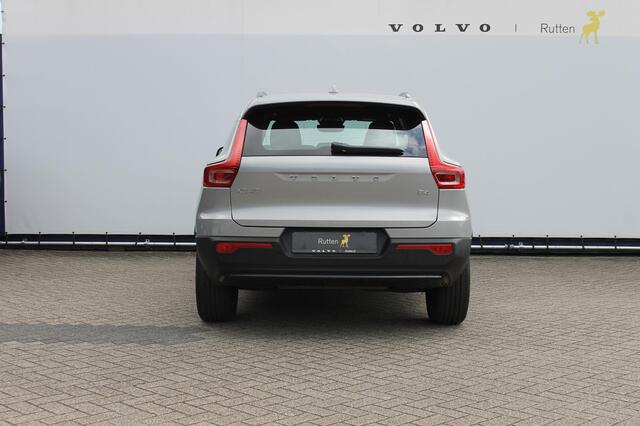 Volvo XC40 B4 211PK Automaat Plus Dark Blis / Adaptieve Cruise Control / Semi elektrisch wegklapbare trekhaak / 18" lichtmetalen velgen / Draadloos opladen / Harman Kardon Audio