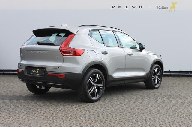 Volvo XC40 B4 211PK Automaat Plus Dark Blis / Adaptieve Cruise Control / Semi elektrisch wegklapbare trekhaak / 18" lichtmetalen velgen / Draadloos opladen / Harman Kardon Audio