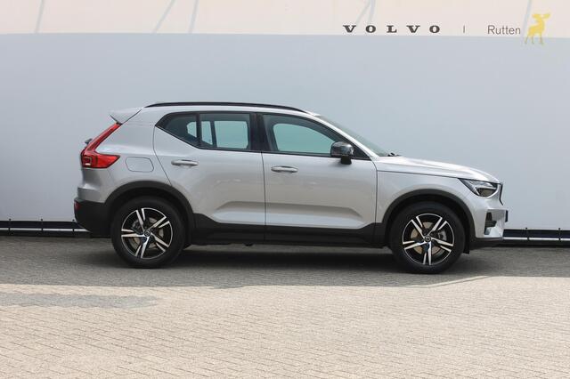 Volvo XC40 B4 211PK Automaat Plus Dark Blis / Adaptieve Cruise Control / Semi elektrisch wegklapbare trekhaak / 18" lichtmetalen velgen / Draadloos opladen / Harman Kardon Audio