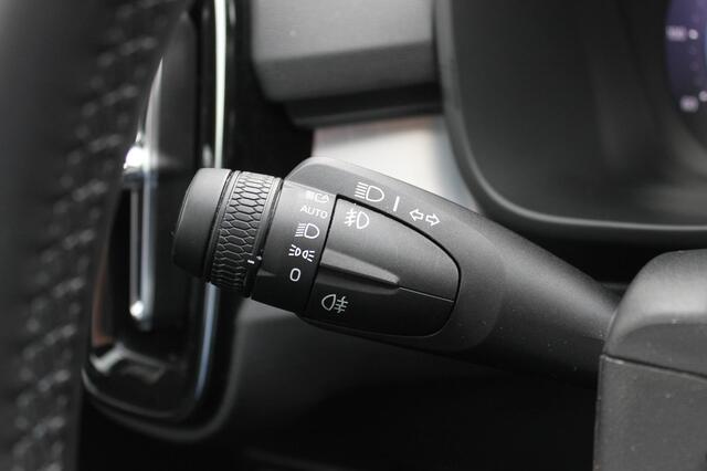 Volvo XC40 B4 211PK Automaat Plus Dark Blis / Adaptieve Cruise Control / Semi elektrisch wegklapbare trekhaak / 18" lichtmetalen velgen / Draadloos opladen / Harman Kardon Audio