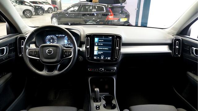 Volvo XC40 1.5 T5 Recharge 193kW/262pk DCT7 R-Design PANORAMADAK + HARMAN/KARDON + ADAPT.CRUISE + PILOT ASSIST + 360 CAMERA + EL.TREKHAAK + STOEL-&STUURVERWARMING + KEYLESS + BLIS + LANE ASSIST + FULL LED + PARKSENSOREN V&A + 21" LM-VELGEN!!