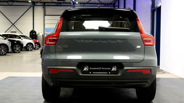 Volvo XC40 1.5 T5 Recharge 193kW/262pk DCT7 R-Design PANORAMADAK + HARMAN/KARDON + ADAPT.CRUISE + PILOT ASSIST + 360 CAMERA + EL.TREKHAAK + STOEL-&STUURVERWARMING + KEYLESS + BLIS + LANE ASSIST + FULL LED + PARKSENSOREN V&A + 21" LM-VELGEN!!