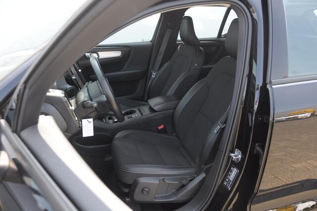 Volvo XC40 T3 163PK Automaat Momentum Pro / Parkeersensoren met camera / Trekhaak / Elektrische achterklep / Bluetooth / Apple carplay / Cruise control / On call