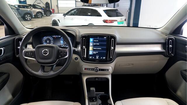 Volvo XC40 1.5 T4 Recharge Inscription PANORAMADAK + LEER + EL.STOEL MET MEMORY + STOEL-&STUURVERWARMING + CRUISE + LANE ASSIST + NAVI SENSUS + CARPLAY/ANDROID AUTO + KEYLESS ENTRY&GO + CAMERA + PARKSENSOREN V&A + 18" LM-VELGEN!!