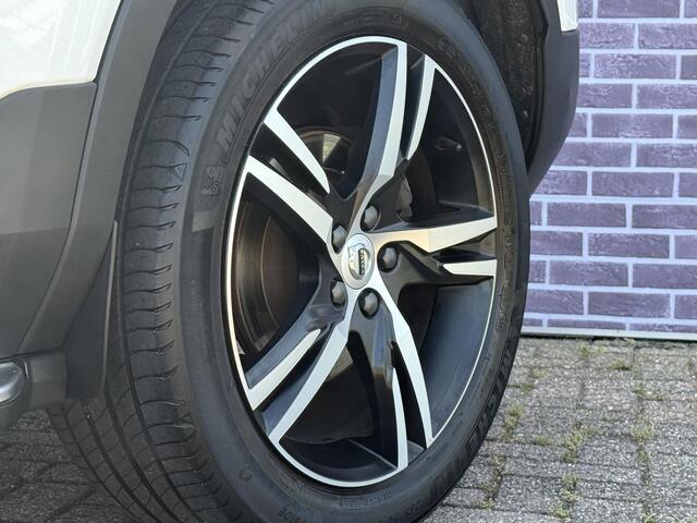 Volvo XC40 2.0 T4 R-Design | Stoelverwarming | Schuif/kantel panoramadak | DAB | Parkeercamera | Parkeersensoren V+A | Adaptieve cruise control | Dodehoekdetectie |