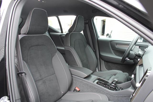 Volvo XC40 Recharge Single Motor Plus | Trekhaak | Adaptive Cruise Control Met Stuurhulp | Verwarmbare Voorstoelen | Stuurwielverwarming | Draadloos Telefoon Opladen | Apple CarPlay/Android Auto | 2-Zone Electronic Climate Control | Google Services | 19 Inch Velgen