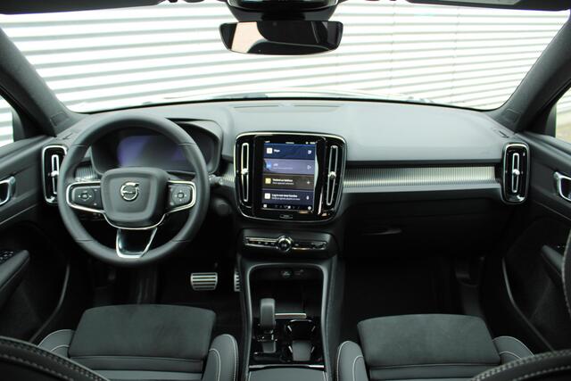 Volvo XC40 Recharge Single Motor Plus | Trekhaak | Adaptive Cruise Control Met Stuurhulp | Verwarmbare Voorstoelen | Stuurwielverwarming | Draadloos Telefoon Opladen | Apple CarPlay/Android Auto | 2-Zone Electronic Climate Control | Google Services | 19 Inch Velgen