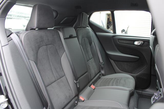 Volvo XC40 Recharge Single Motor Plus | Trekhaak | Adaptive Cruise Control Met Stuurhulp | Verwarmbare Voorstoelen | Stuurwielverwarming | Draadloos Telefoon Opladen | Apple CarPlay/Android Auto | 2-Zone Electronic Climate Control | Google Services | 19 Inch Velgen