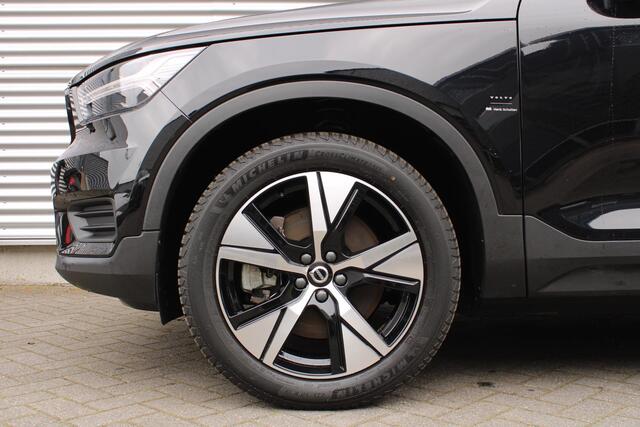 Volvo XC40 Recharge Single Motor Plus | Trekhaak | Adaptive Cruise Control Met Stuurhulp | Verwarmbare Voorstoelen | Stuurwielverwarming | Draadloos Telefoon Opladen | Apple CarPlay/Android Auto | 2-Zone Electronic Climate Control | Google Services | 19 Inch Velgen