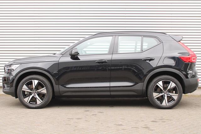 Volvo XC40 Recharge Single Motor Plus | Trekhaak | Adaptive Cruise Control Met Stuurhulp | Verwarmbare Voorstoelen | Stuurwielverwarming | Draadloos Telefoon Opladen | Apple CarPlay/Android Auto | 2-Zone Electronic Climate Control | Google Services | 19 Inch Velgen
