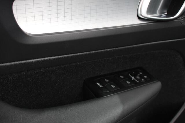 Volvo XC40 1.5 T3 163 pk Automaat Momentum | Navigatie | Apple Carplay / Android Auto | Parkeersensor achter | Adaptive Cruise Control | Virtual Cockpit | Stoelverwarming | LED kop- en mistlampen | Sensus Connect met High Performance Sound | Inductielader | Lane Ass