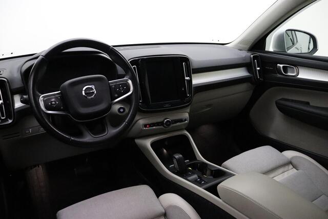 Volvo XC40 2.0 T4 Momentum 190 PK | Automaat | LMV | Elektrische Klep | Camera | Navigatie | Elektrische Trekhaak | Stoel Verwarming Voor En Achter | Stuurwiel Verwarming | DAB+ |