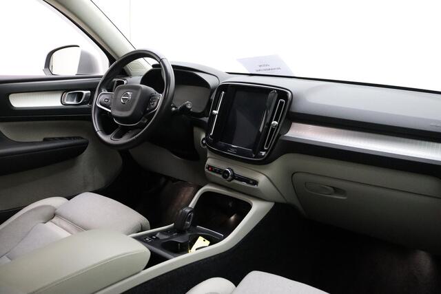 Volvo XC40 2.0 T4 Momentum 190 PK | Automaat | LMV | Elektrische Klep | Camera | Navigatie | Elektrische Trekhaak | Stoel Verwarming Voor En Achter | Stuurwiel Verwarming | DAB+ |