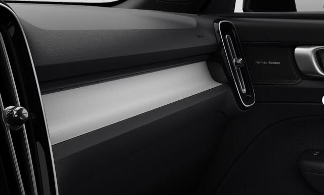 Volvo XC40 B4 211PK Automaat Plus Dark / Extra getint glas achter / Climate pack / Connect Nubuck bekleding