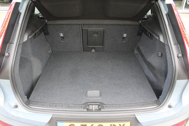 Volvo XC40 T3 Automaat Momentum Pro | Trekhaak | Blis | Adapt. Cruise | Verw. Voorstoelen & stuurwiel
