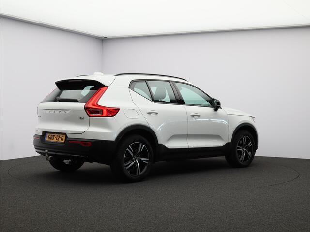 Volvo XC40 2.0 B4 Plus Dark / Trekhaak / Elektr. bed. stoelen / Harman Kardon / Stoel+stuur+voorruitverwarming