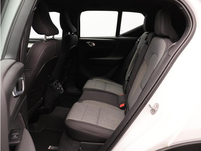 Volvo XC40 2.0 B4 Plus Dark / Trekhaak / Elektr. bed. stoelen / Harman Kardon / Stoel+stuur+voorruitverwarming