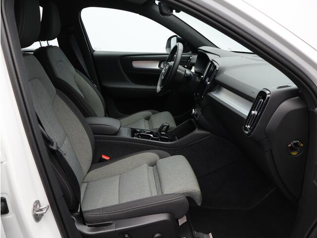 Volvo XC40 2.0 B4 Plus Dark / Trekhaak / Elektr. bed. stoelen / Harman Kardon / Stoel+stuur+voorruitverwarming