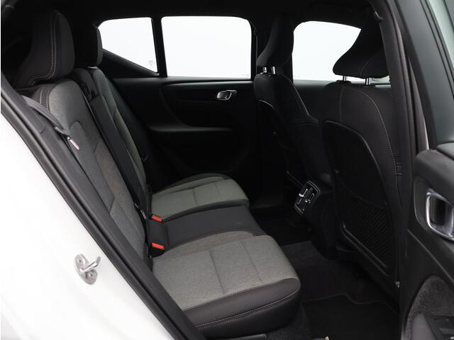 Volvo XC40 2.0 B4 Plus Dark / Trekhaak / Elektr. bed. stoelen / Harman Kardon / Stoel+stuur+voorruitverwarming