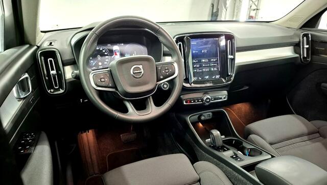 Volvo XC40 1.5 T5 Recharge 193kW/262pk DCT7 Inscription PANORAMADAK + HARMAN/KARDON + STOEL-&STUURVERWARMING + 360 CAMERA + BLIS + PILOT ASSIST + FULL ADAPT.LED + ADAPT.CRUISE + SPORTSTOELEN + KEYLESS ENTRY&GO + PARKSENSOREN + 18" LM-VELGEN!!