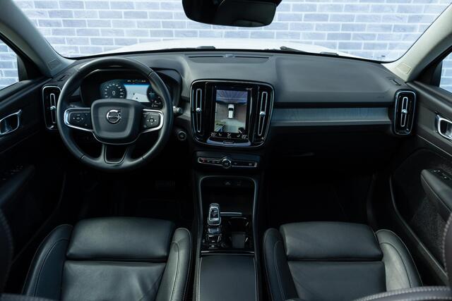 Volvo XC40 T5 Plug-in Hybride Inscription | Elektrisch glazen panorama-dak | 360 Camera | Dodehoekdetectie | BLIS | Getint Glas | Voorruit Verwarming | Stoelverwarming | Park Assist | Volvo On Call