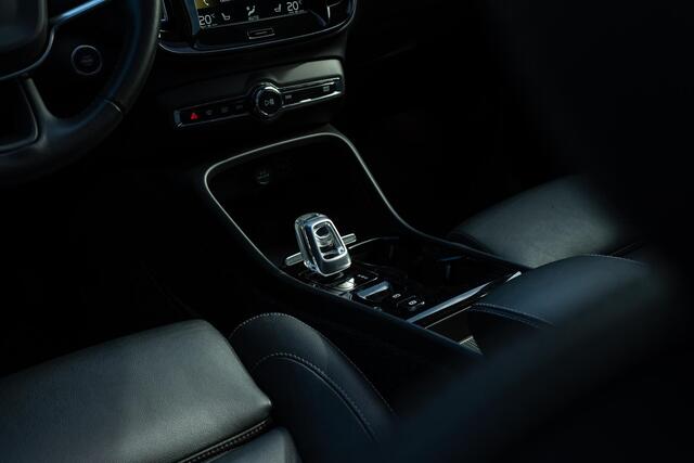 Volvo XC40 T5 Plug-in Hybride Inscription | Elektrisch glazen panorama-dak | 360 Camera | Dodehoekdetectie | BLIS | Getint Glas | Voorruit Verwarming | Stoelverwarming | Park Assist | Volvo On Call