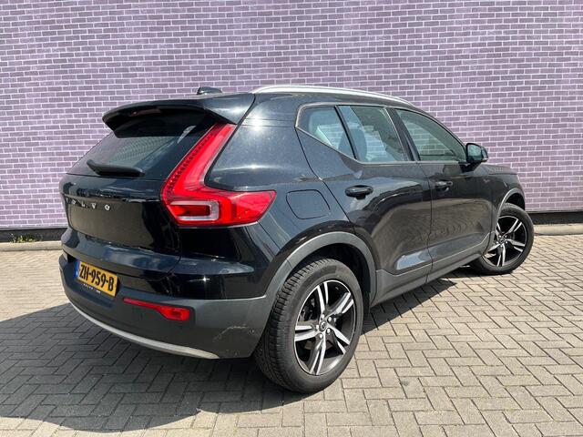 Volvo XC40 1.5 T3 Momentum Pro | Navi | Stoel-/Stuurwielverwarming | Camera | Climate Control | LED Koplampen | Park Assist Voor + Achter | Apple Carplay | Volvo On Call | 18" LM